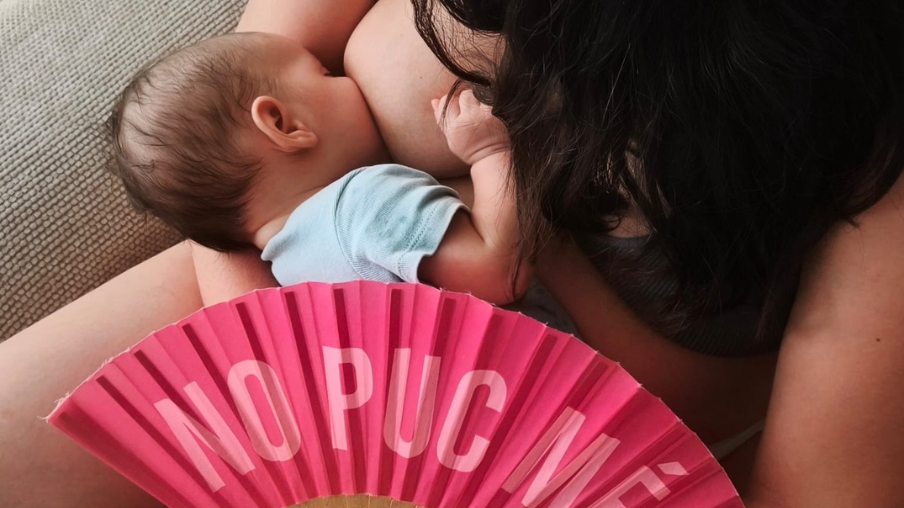 Dona i bebé alletant amb molta calor